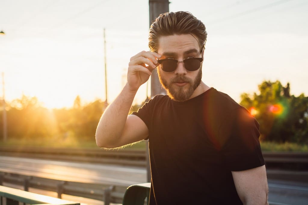 cabelo bagunçado com barba por fazer