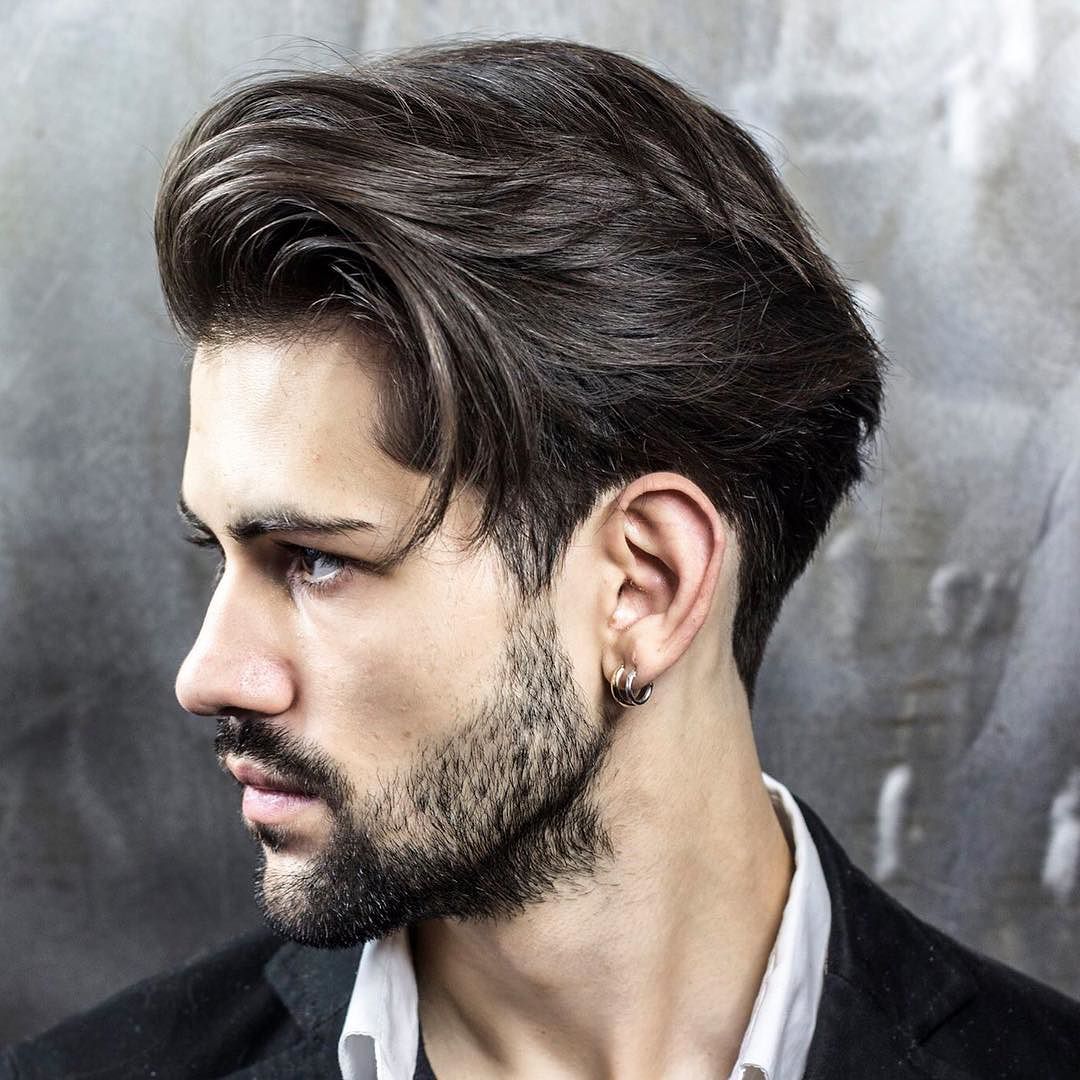 cabelo bagunçado com barba por fazer