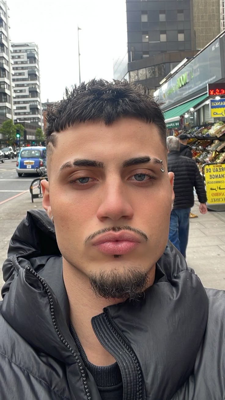 bigode fino com cavanhaque