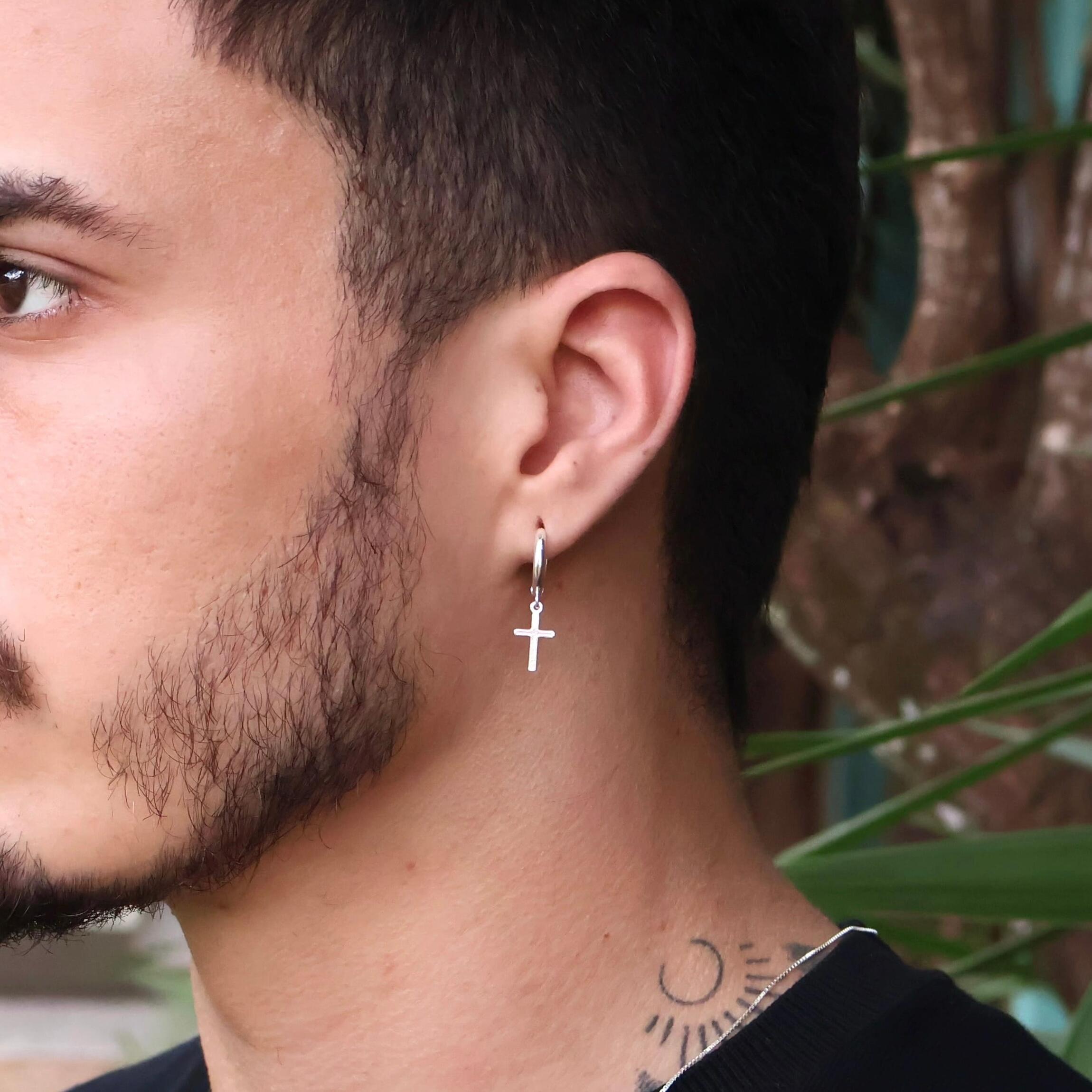 brinco masculino com pingente