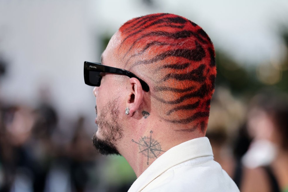 buzz cut colorido homem