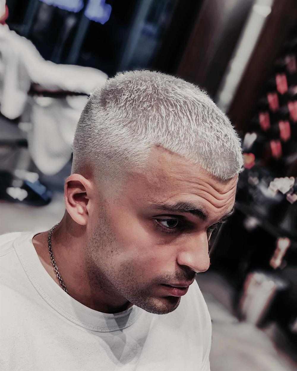 cabelo grisalho masculino moderno