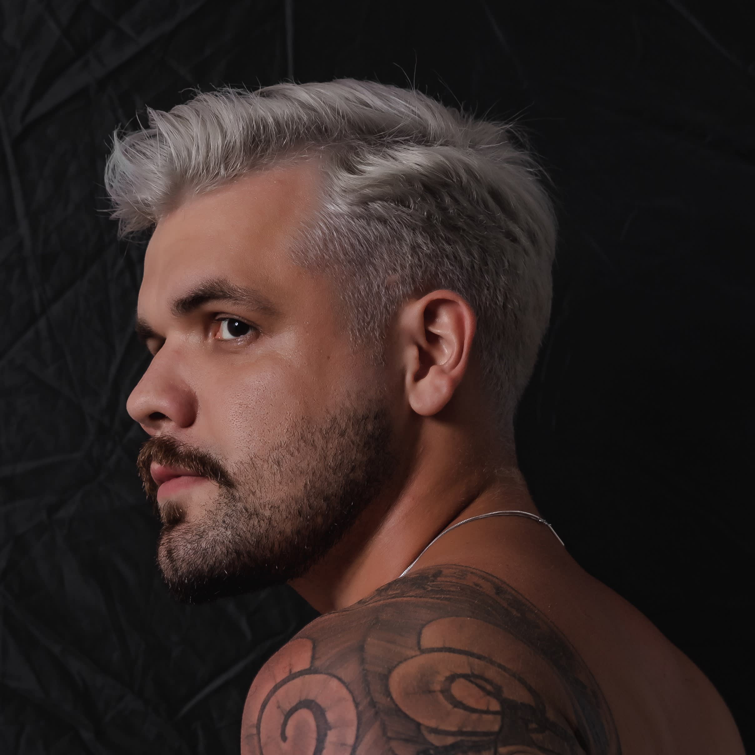 cabelo branco masculino estilizado