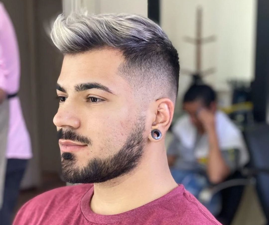 cabelo masculino com mechas claras