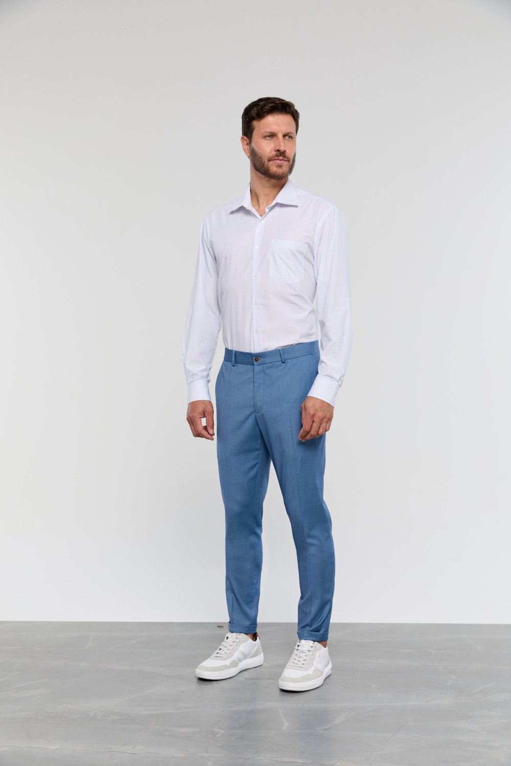 calça jeans azul claro masculina com que cor de camisa