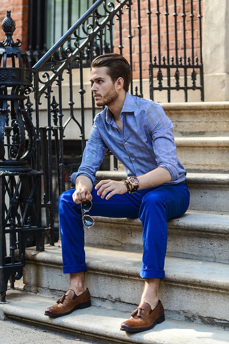 calça jeans azul claro masculina com que cor de camisa