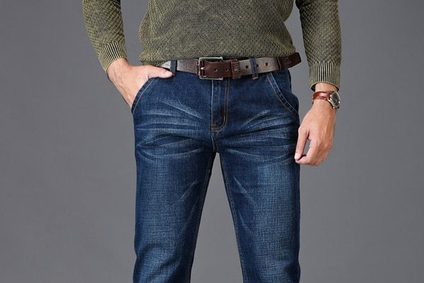 combinações de cores para calça azul claro homem