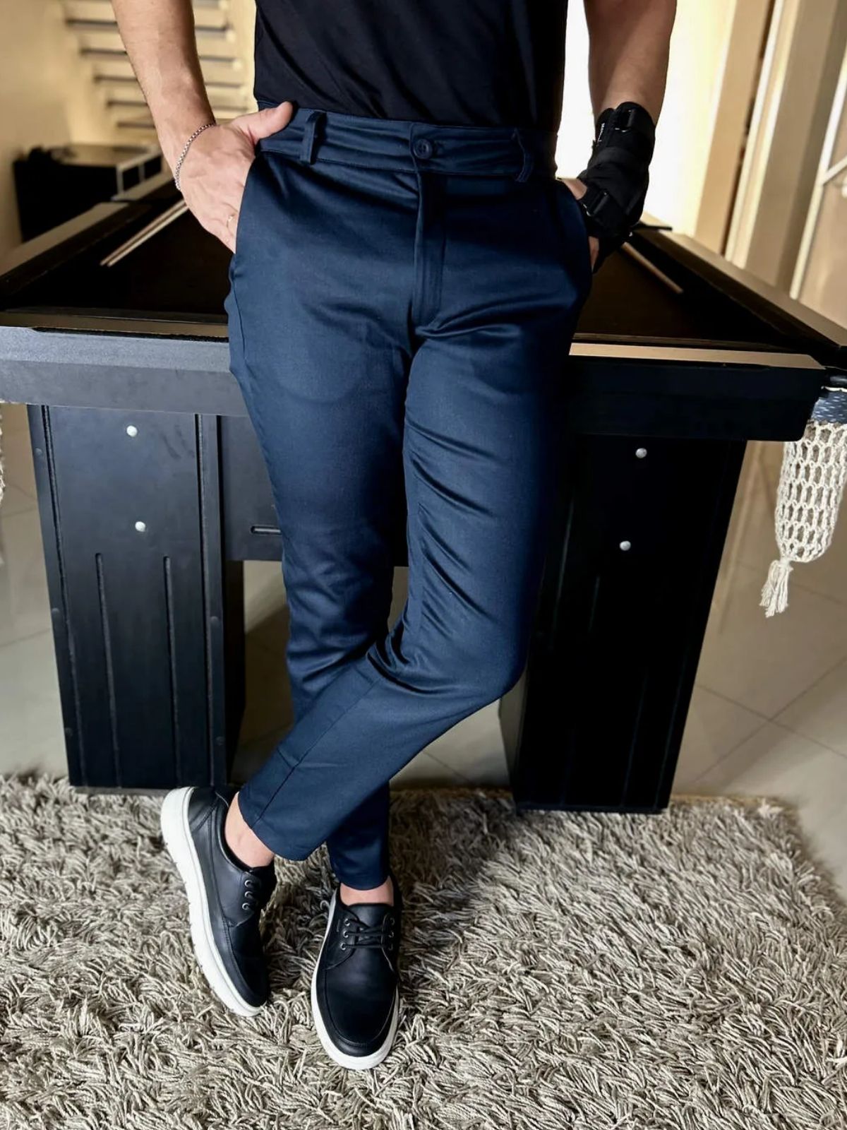 roupas que combinam com calça azul clara masculina