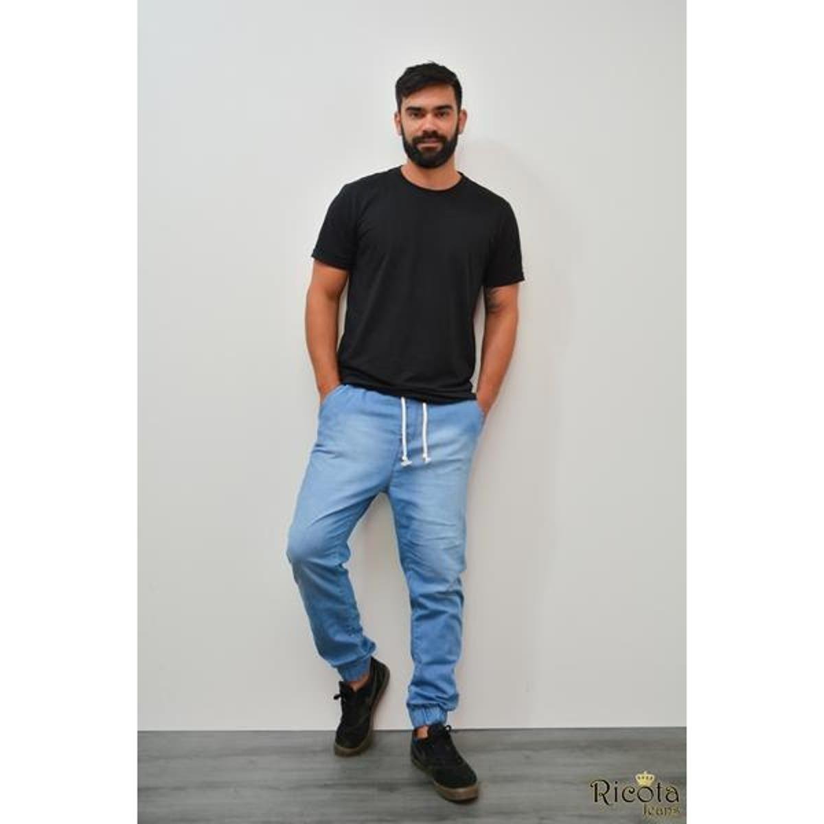 calça jeans azul claro masculina com que cor de camisa