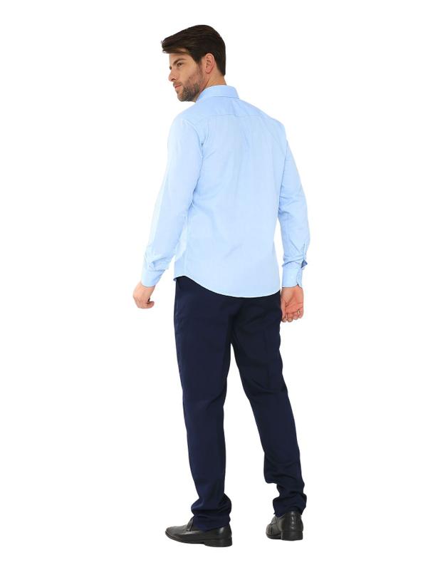 roupas que combinam com calça azul clara masculina