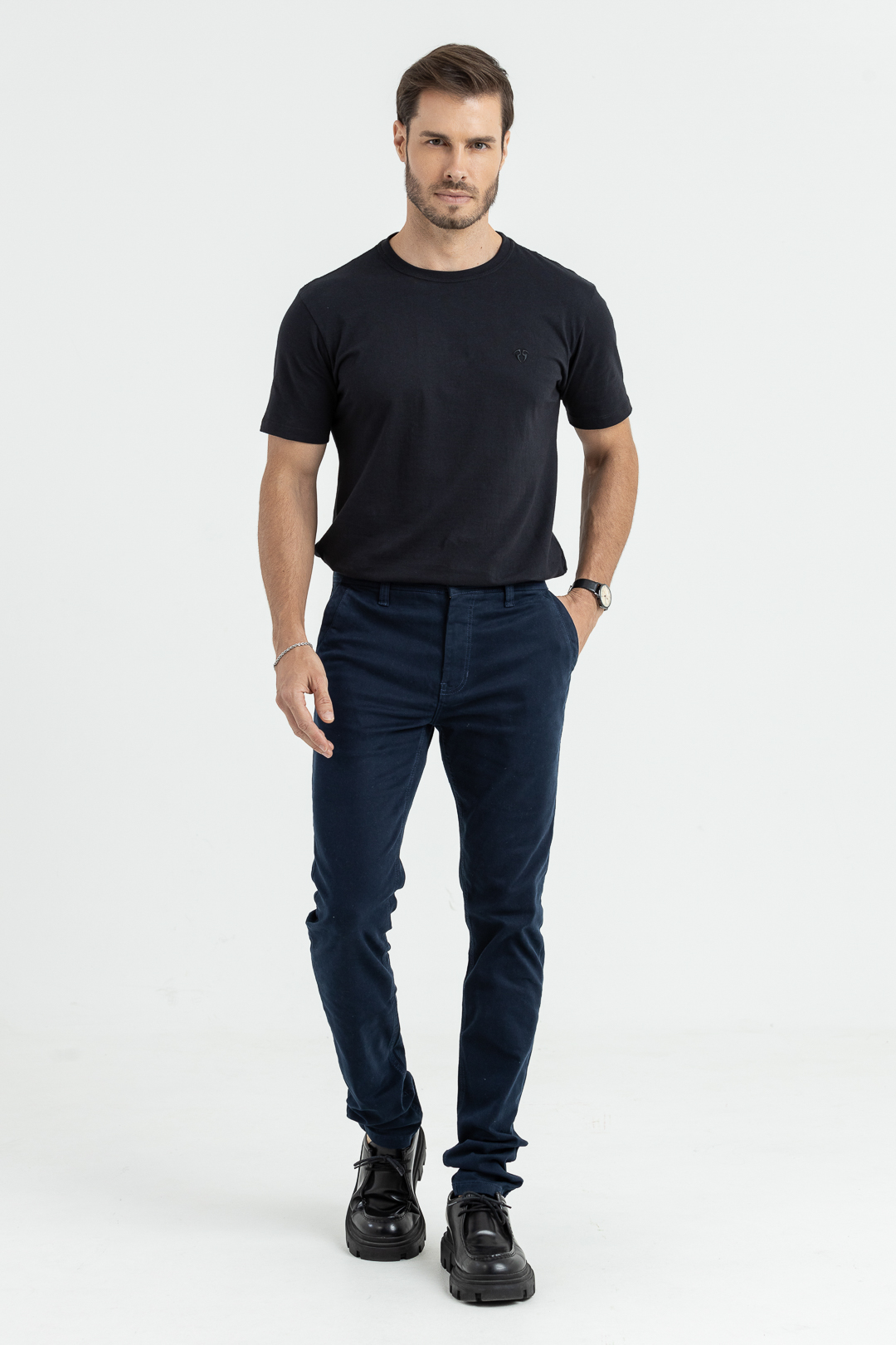 calça jeans azul claro masculina com que cor de camisa