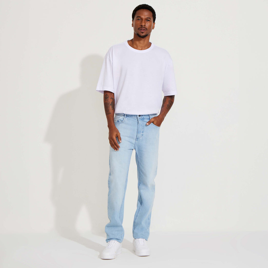 roupas que combinam com calça azul clara masculina