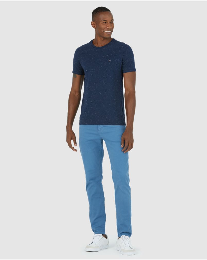 roupas que combinam com calça azul clara masculina
