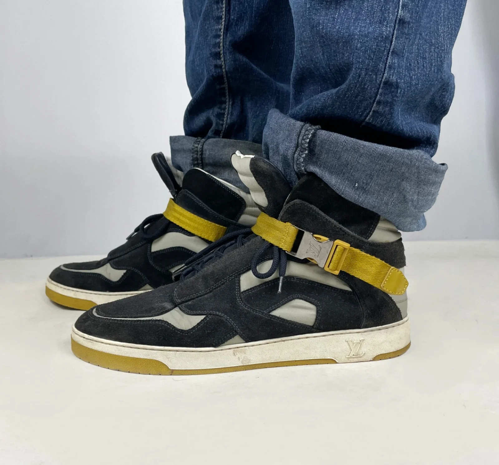 calça preta tênis cano alto