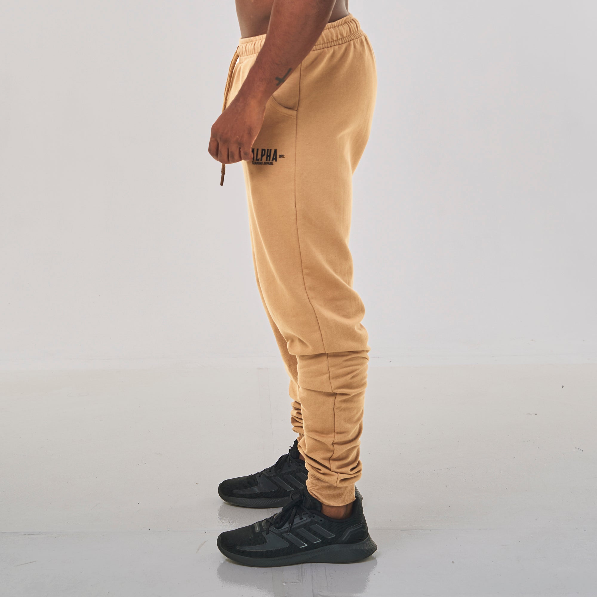looks com calça jogger e tênis branco
