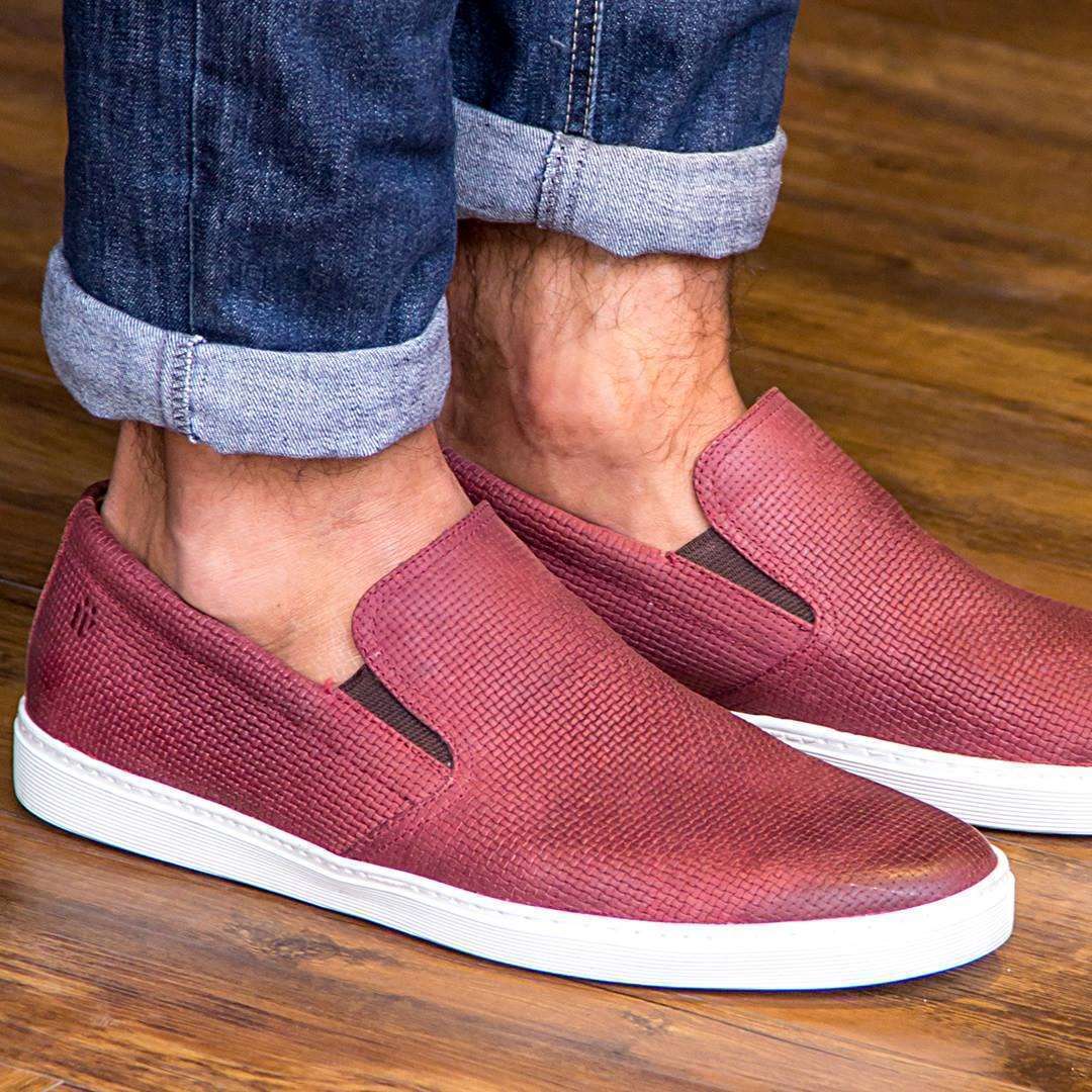 calça masculina com tênis dobrada