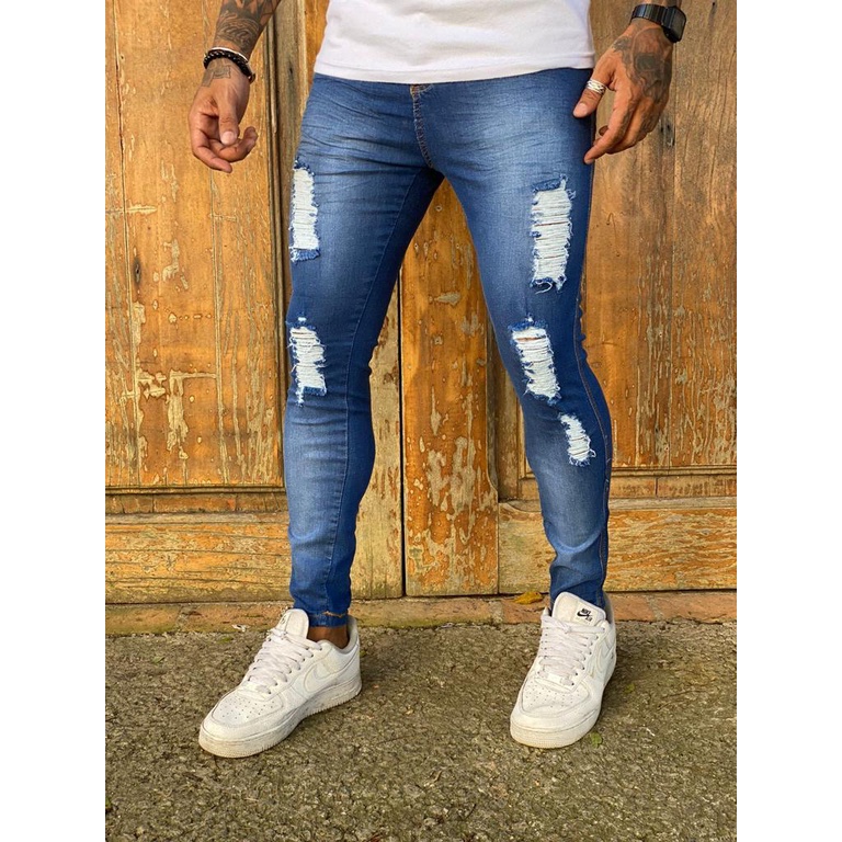 calça jeans dobrada na canela homem