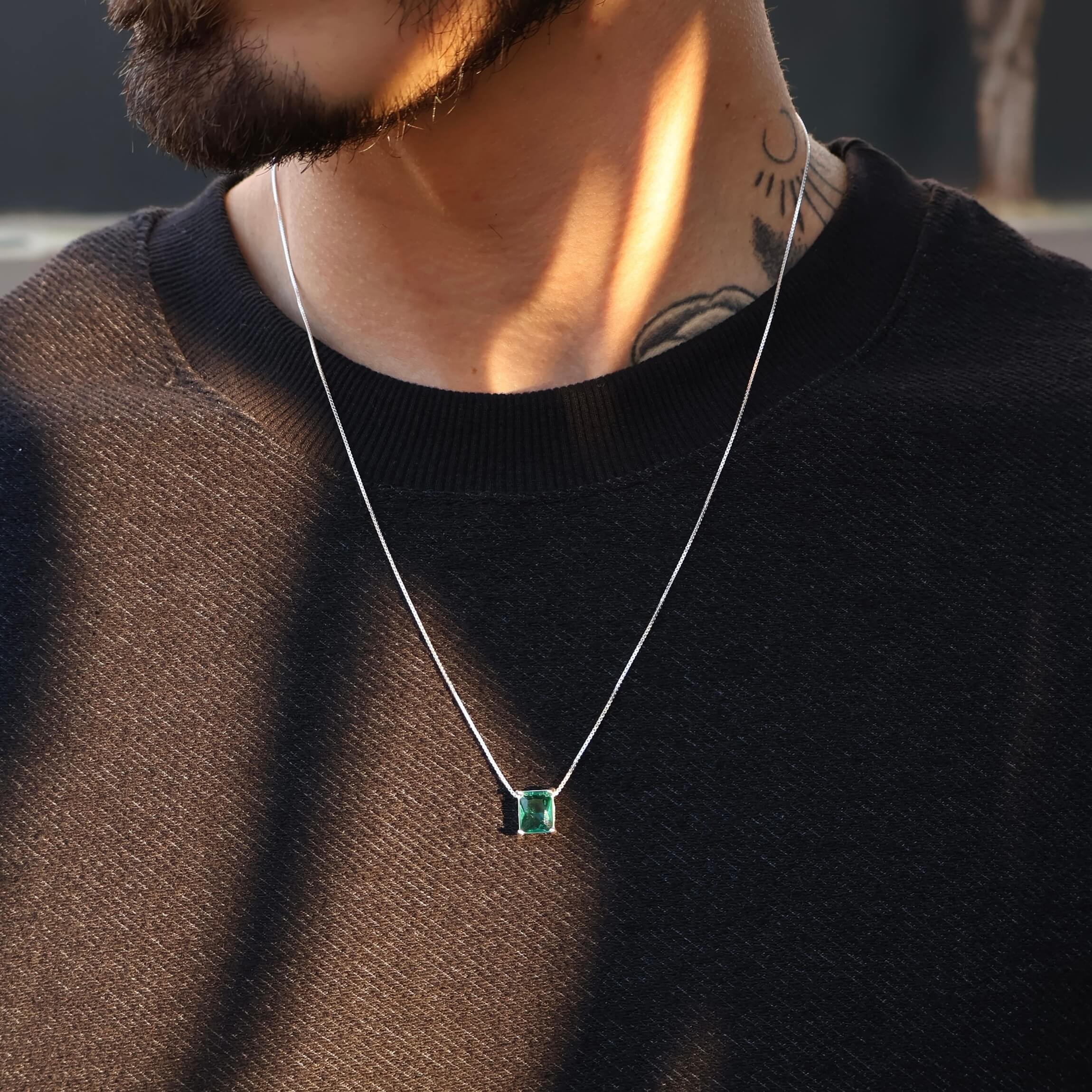 colar masculino com pedra preta