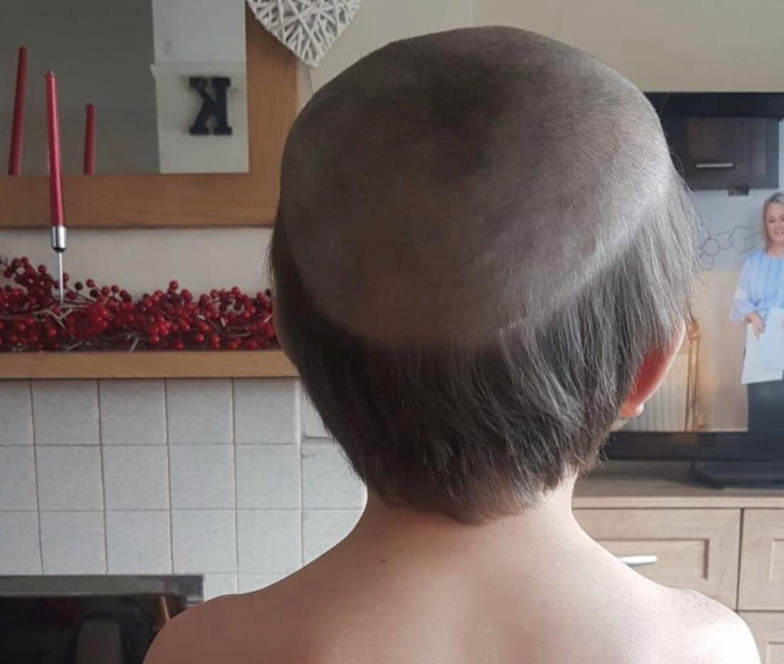 cabeça raspada masculina