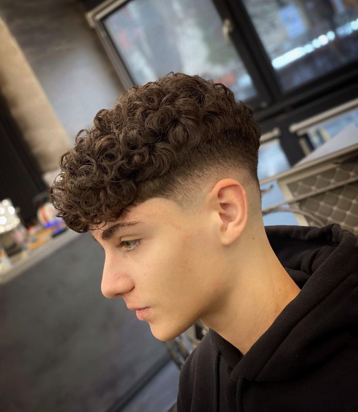 estilos de cabelo cacheado masculino curto