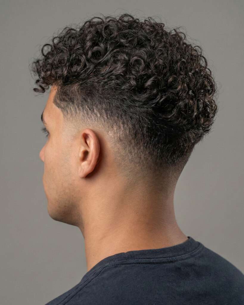 undercut cacheado curto homem