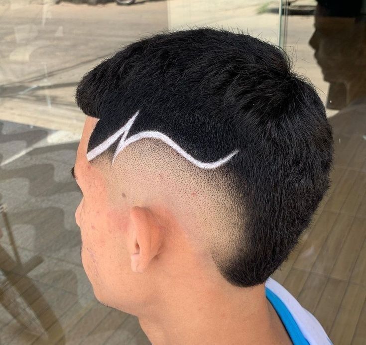 corte buzz cut com listra