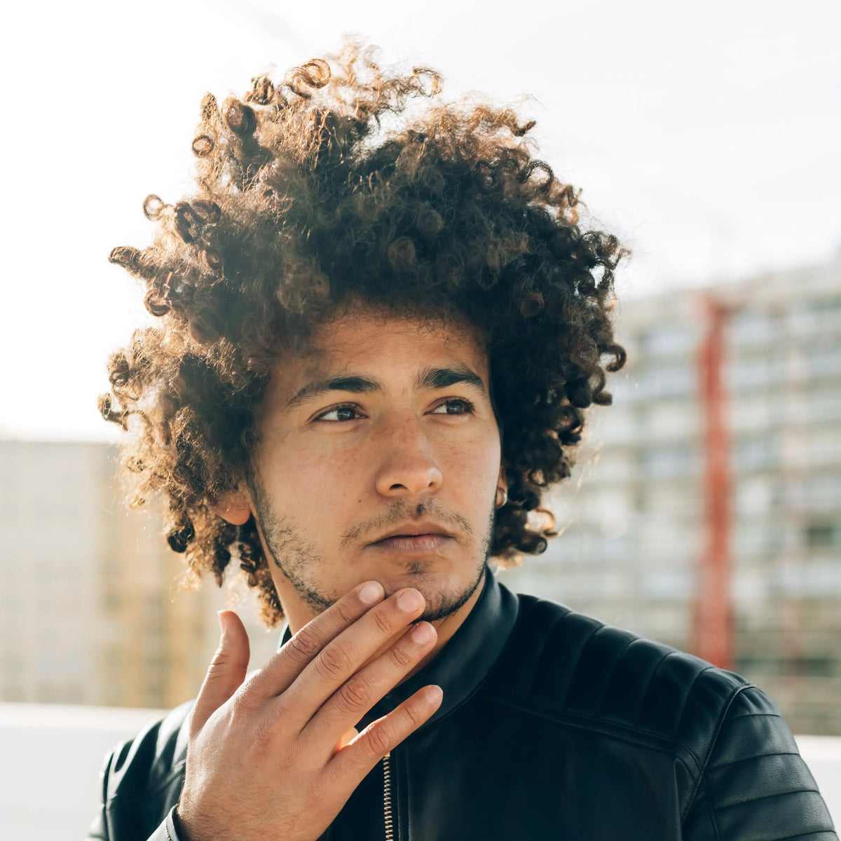 cortes masculinos para cabelo cacheado curto 2026