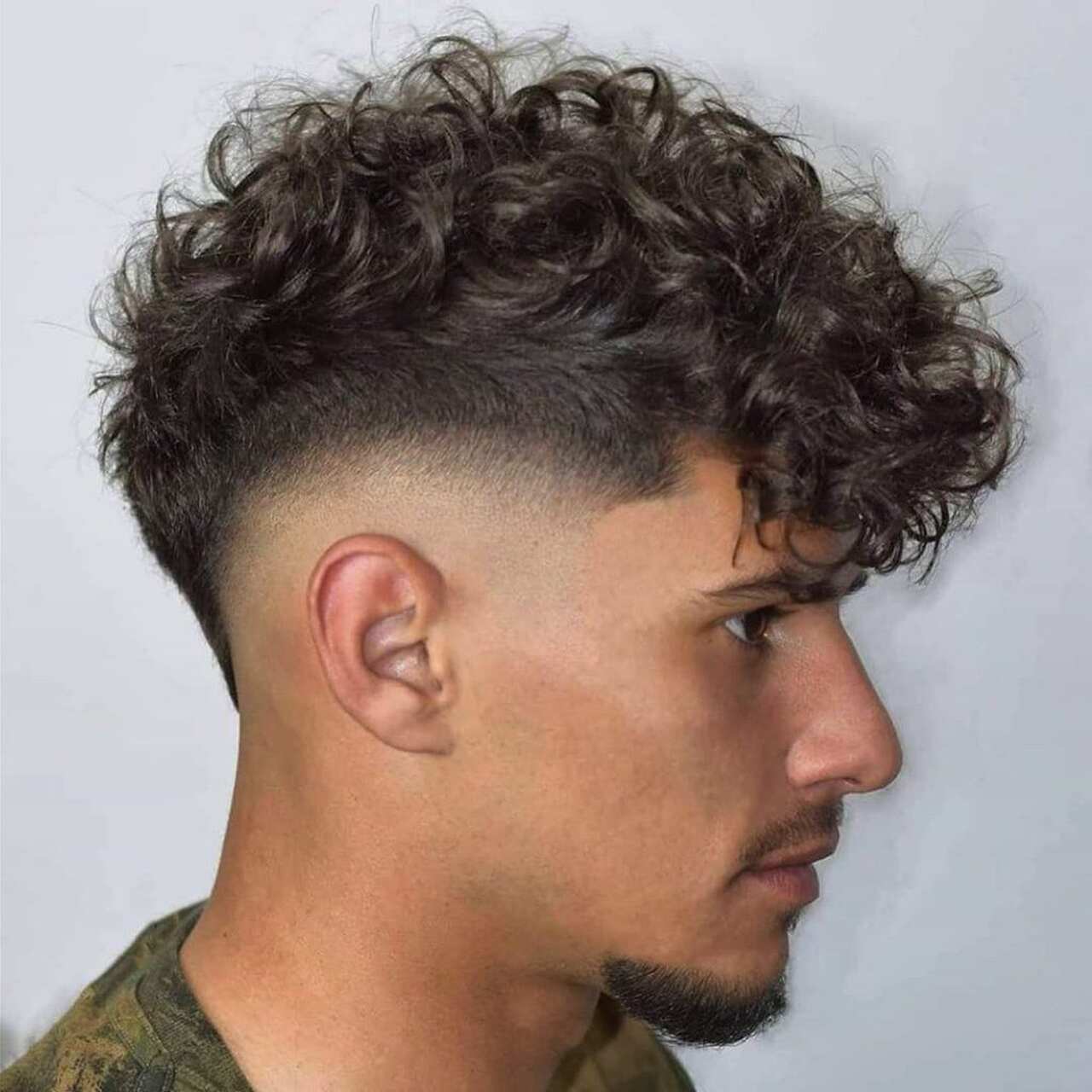 como cortar cabelo cacheado curto masculino