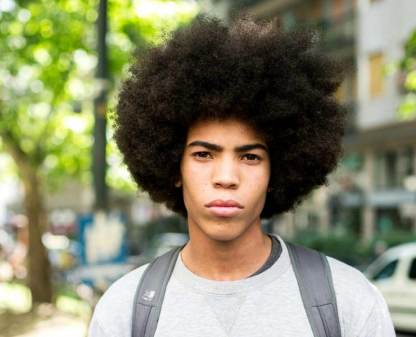 melhor corte para testa larga e queixo fino homem