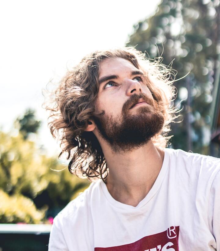 estilos de cabelo ondulado para homens