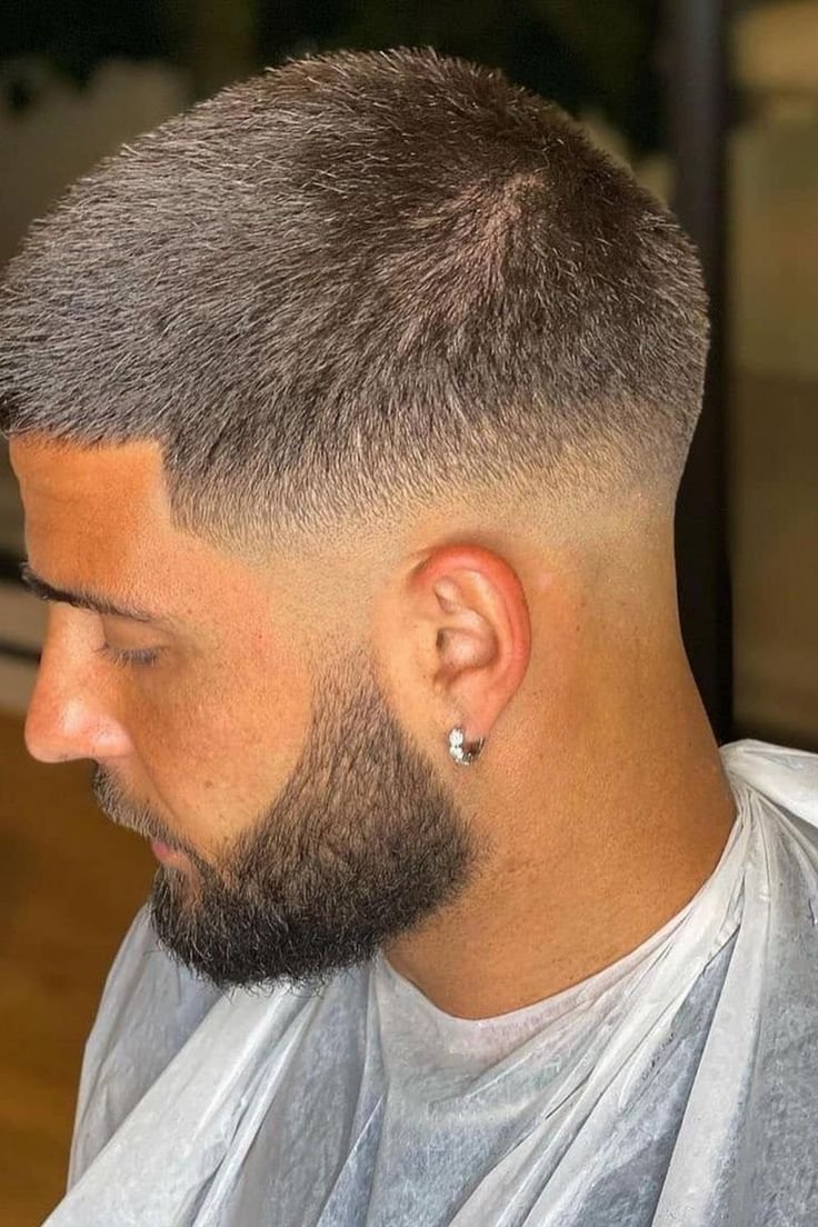 cabelo masculino com entradas