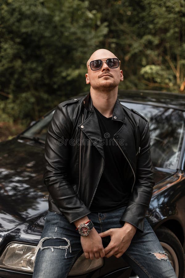 homem careca estiloso