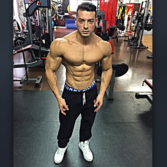 homem corpo triângulo