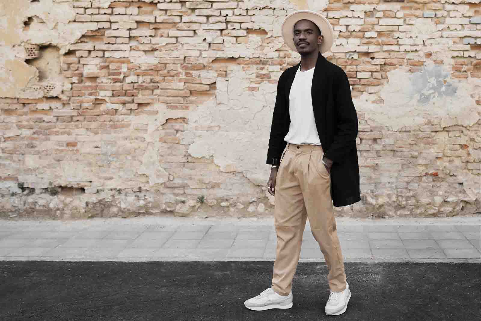 calça preta e tênis branco para sair masculino