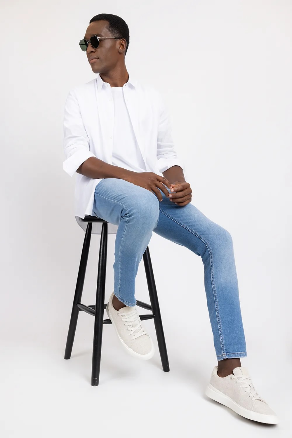 calça preta e tênis branco casual masculino