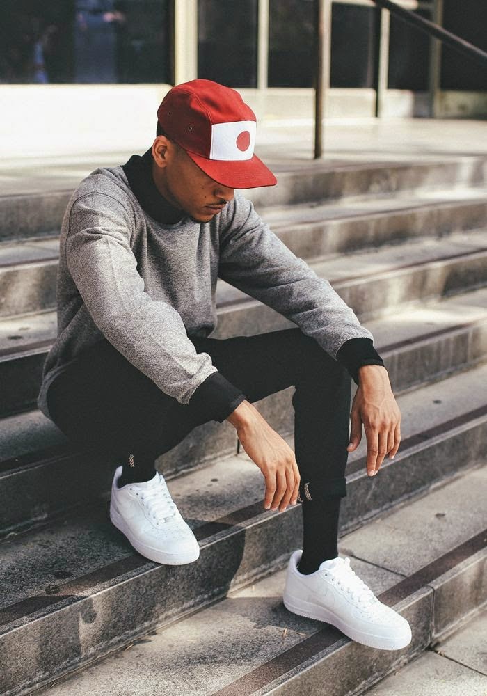 calça preta masculina com tênis branco