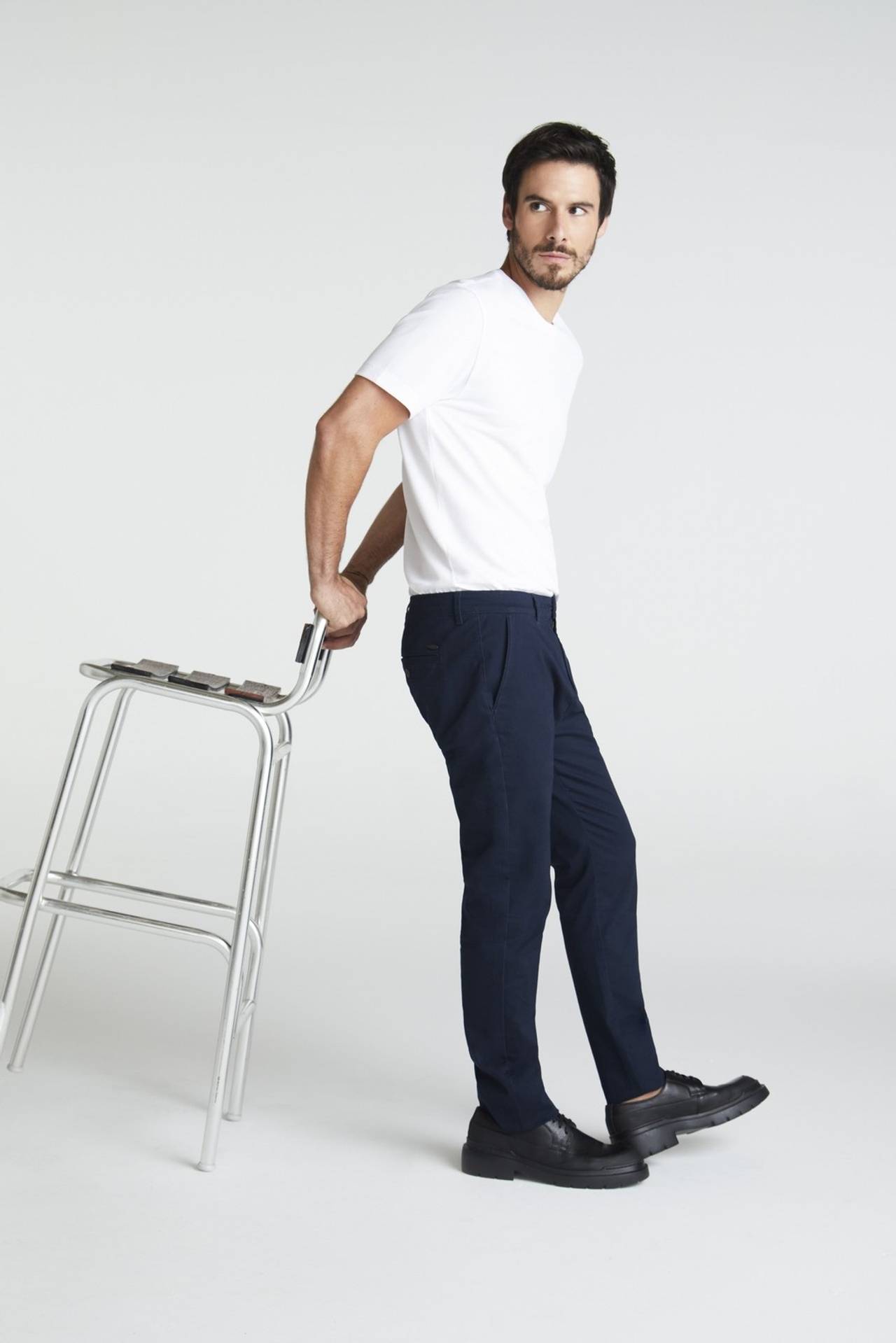 tendência moda masculina calça preta tênis branco