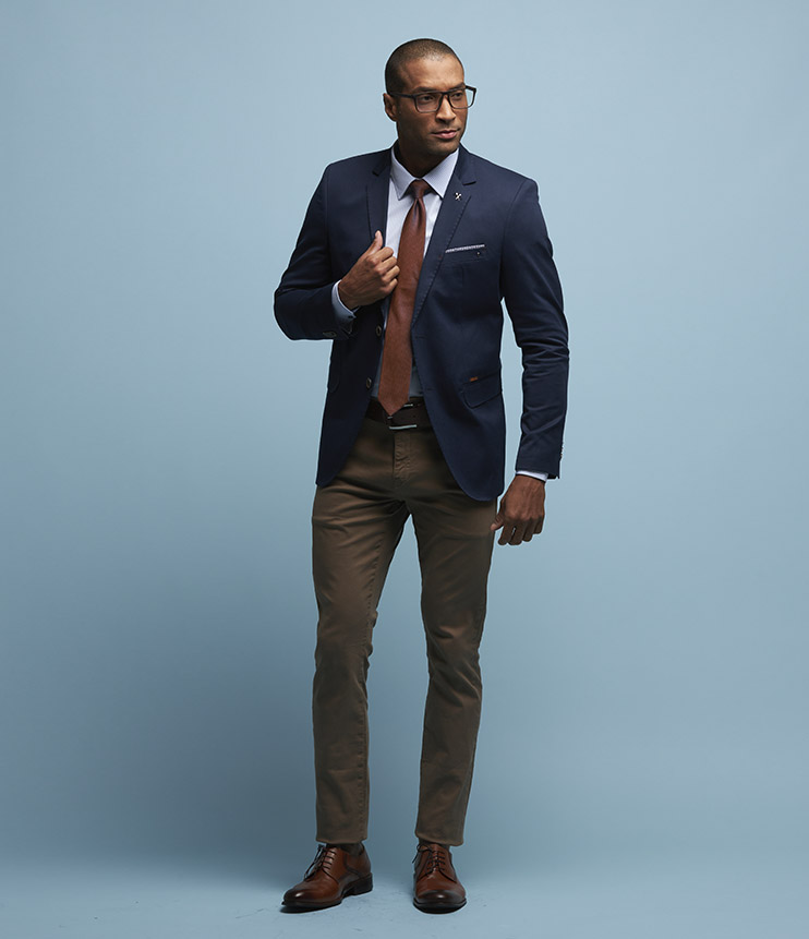 blazer azul com jeans