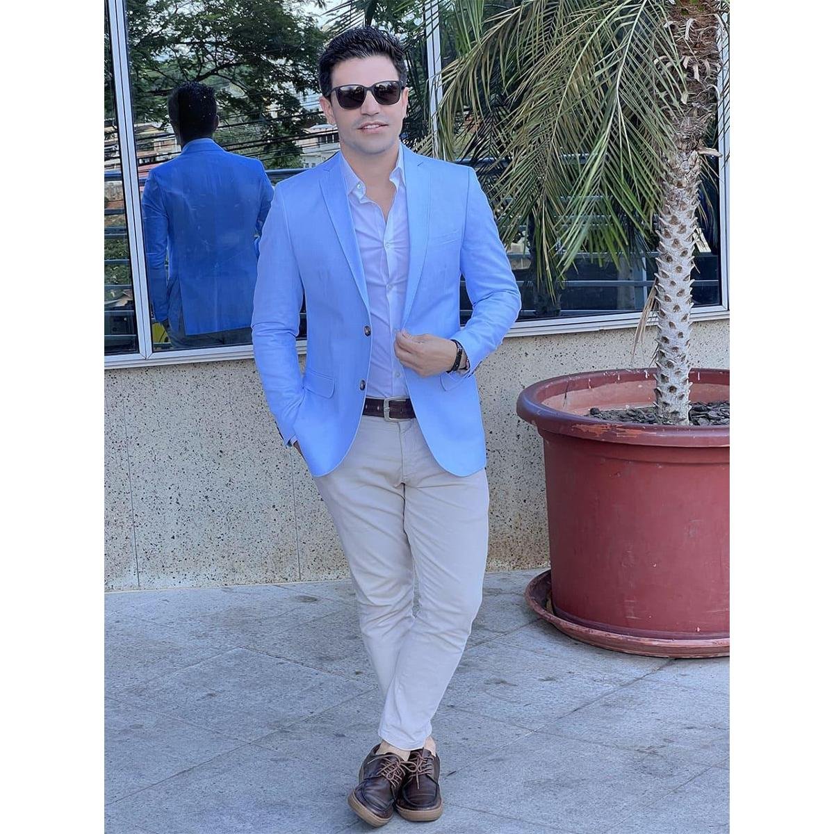 blazer azul com calça branca