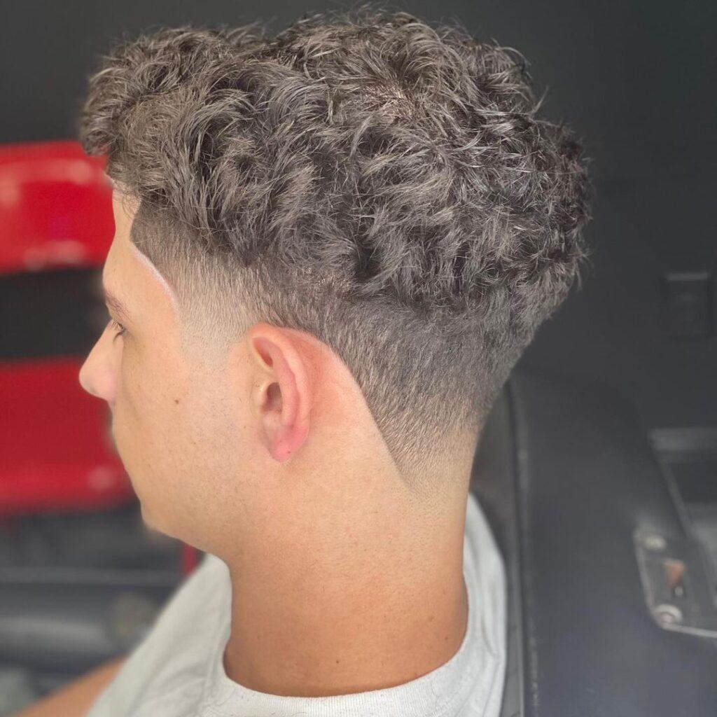 cabelo masculino moicano com branco