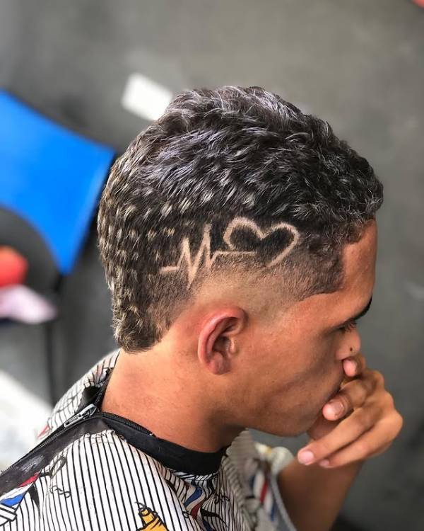 luzes platinadas moicano homem