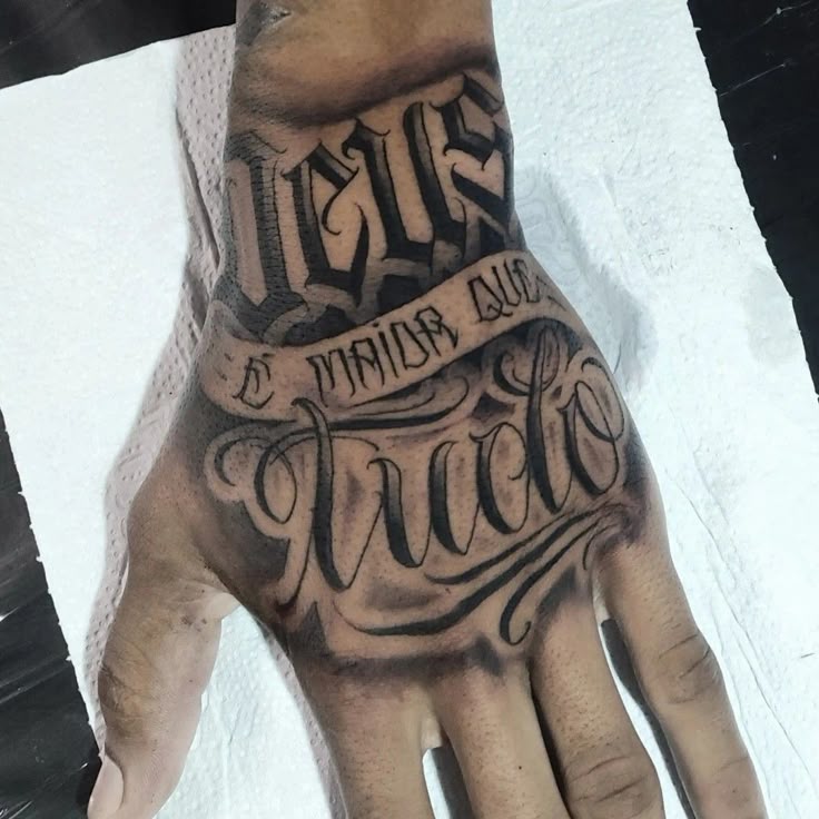 tatuagem mão masculina deus