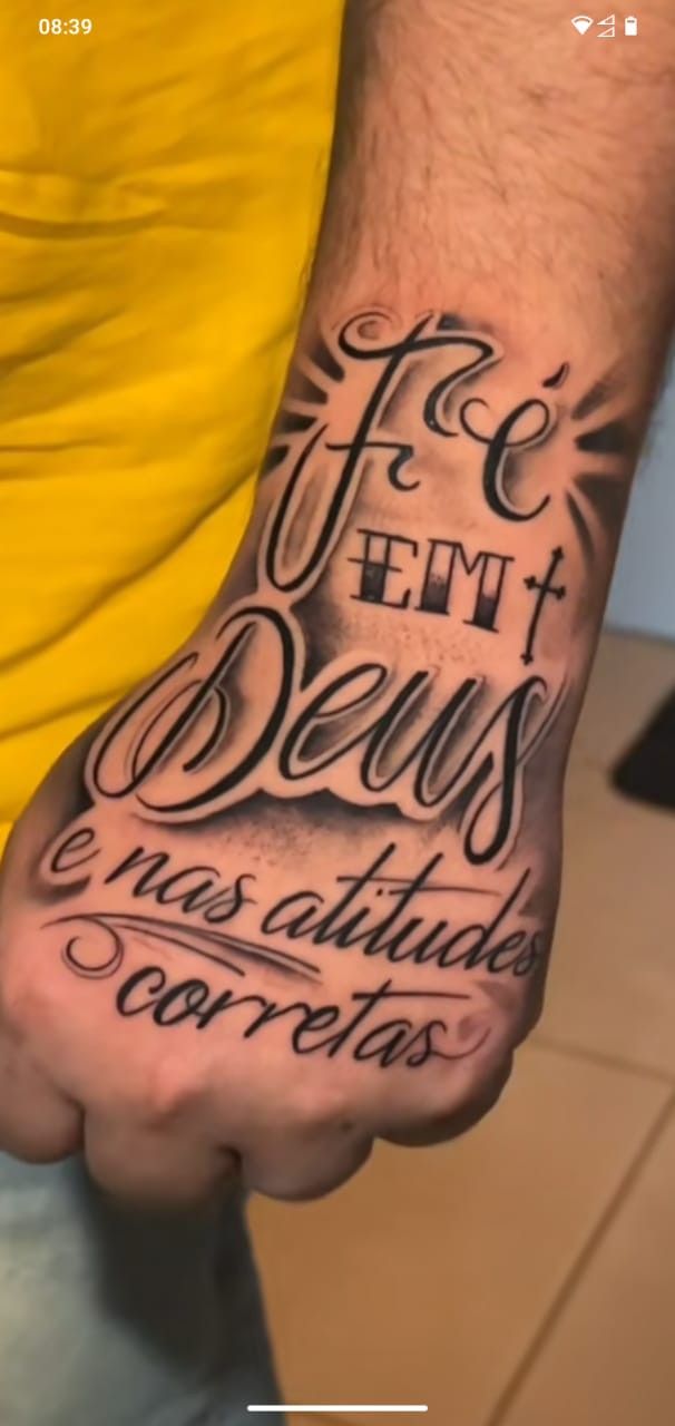 frase deus tatuagem dedos