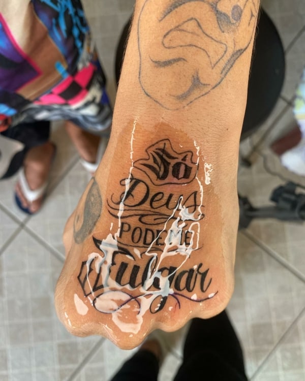 versículo bíblico tatuagem mão