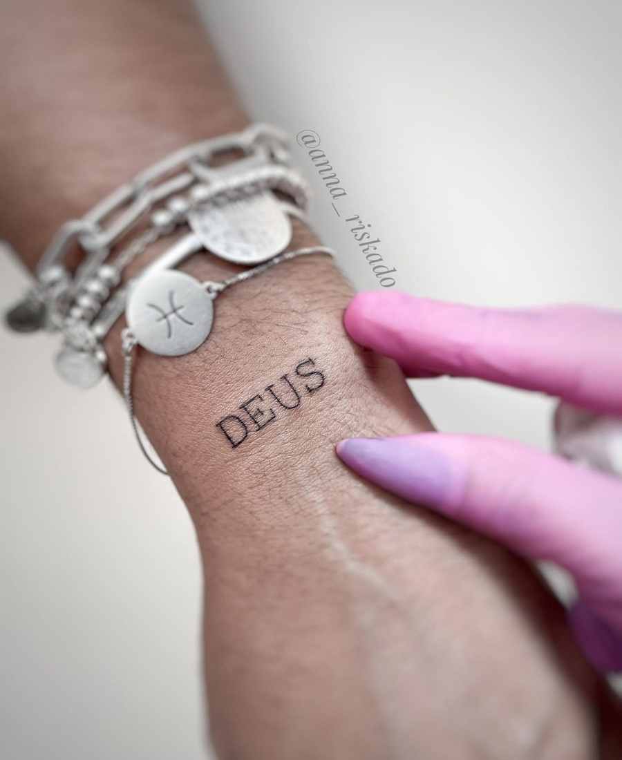ideias tatuagem mão deus