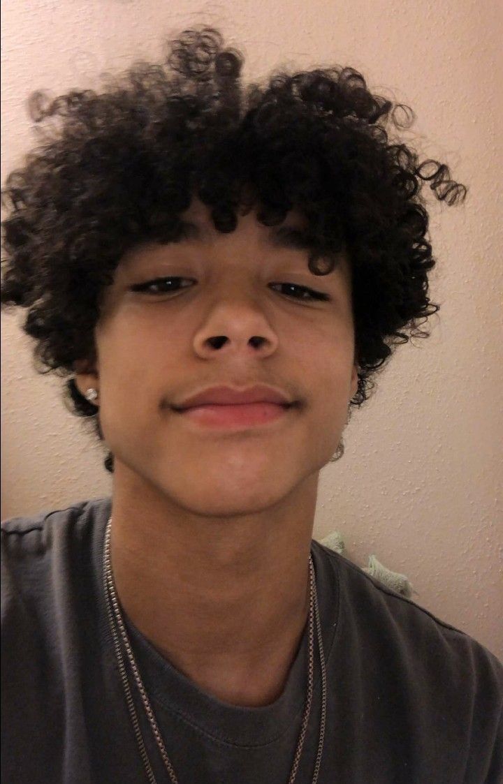 estilos cabelo cacheado jovem masculino