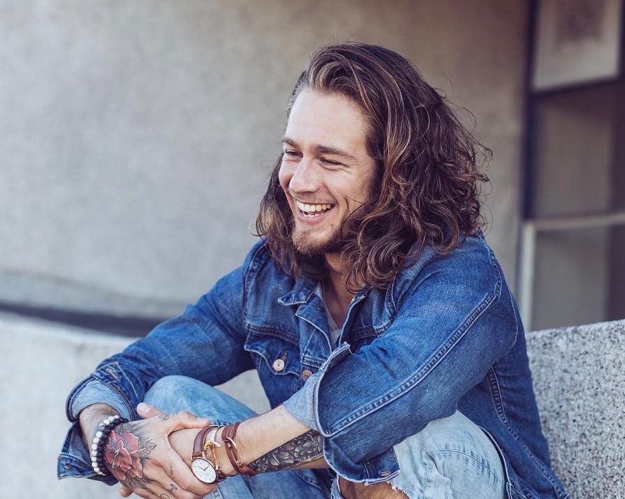 penteados masculinos para cabelo liso longo