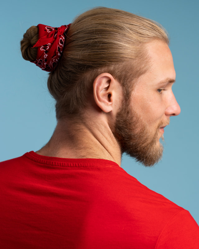 penteados masculinos para cabelo ondulado longo