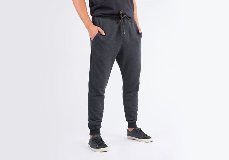 combinação calça jogger e tênis