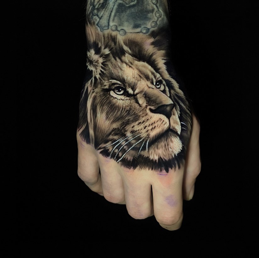 tatuagem leão mão masculina